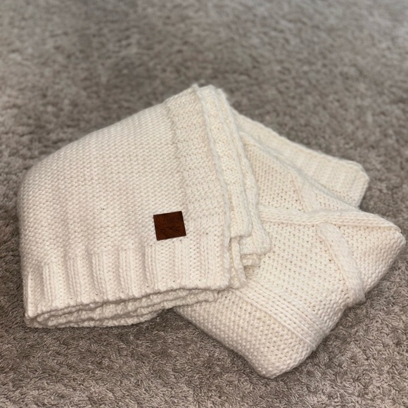 Bee & Willow Blanket - Picture 4 of 4